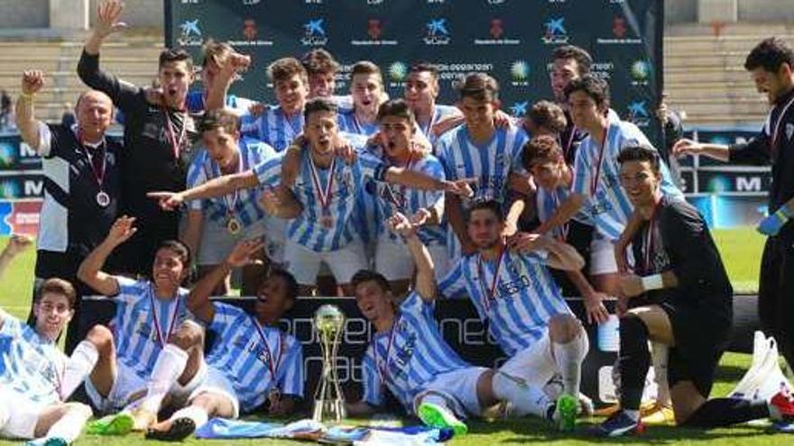 Imagen de los jugadores del Málaga CF Juvenil con la copa de Campeones del MIC.