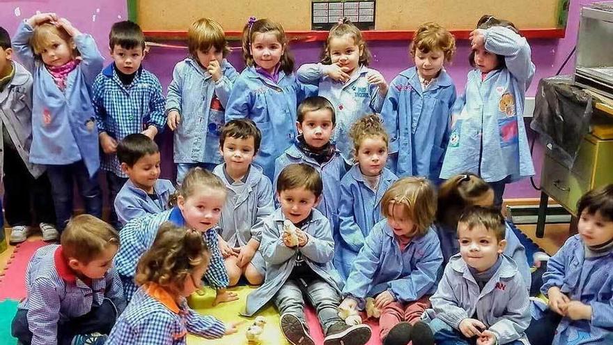 Los escolares, con los pollitos en el colegio Maliayo.