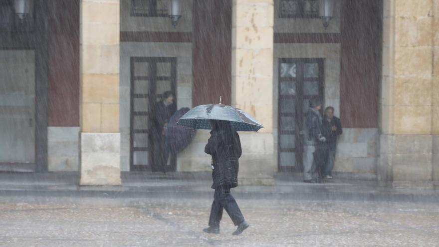 El viento, la lluvia y el oleaje azotan Gijón otra jornada más: 16 intervenciones de bomberos