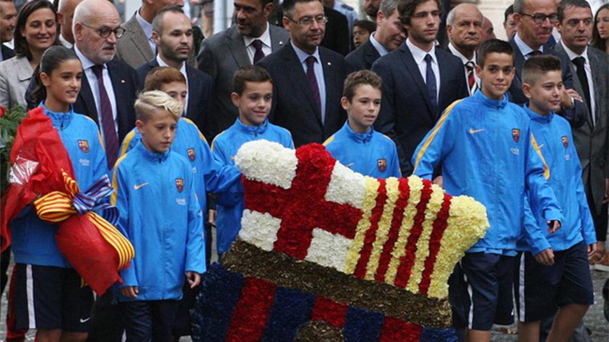 Andrés Iniesta y Sergi Roberto flanquean al presidnete Jospe Maria Bartomeu en la ofrenda a Rafael Casanova en la Diada de Catalunya de 2015