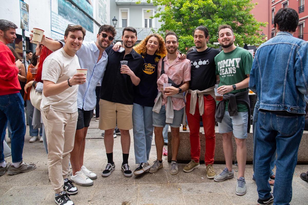 Grupo de amigos en la plaza José Sellier.