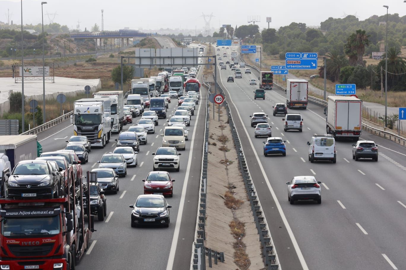 Retenciones en las vías de entrada a València por la primera operación salida del verano