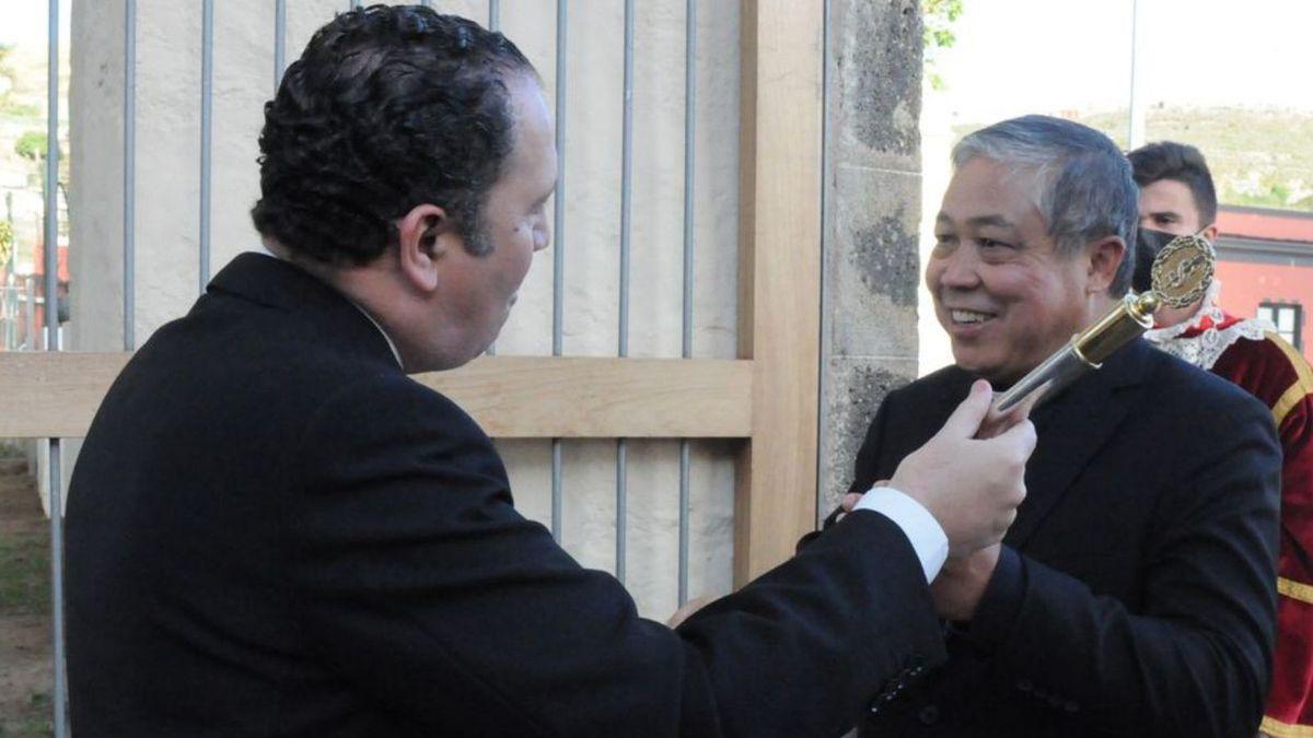 Recibimiento al nuncio en el exterior del Santuario.