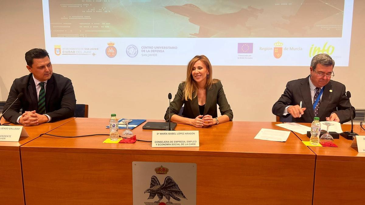 La consejera de Empresa, Empleo y Economía Social, Marisa López Aragón, junto con el alcalde de San Javier, José Miguel Luengo y el director de la CUD-AGA, Nicolás Madrid durante la firma del protocolo.