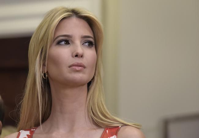 Ivanka Trump con vestido rojo de Carolina Herrera
