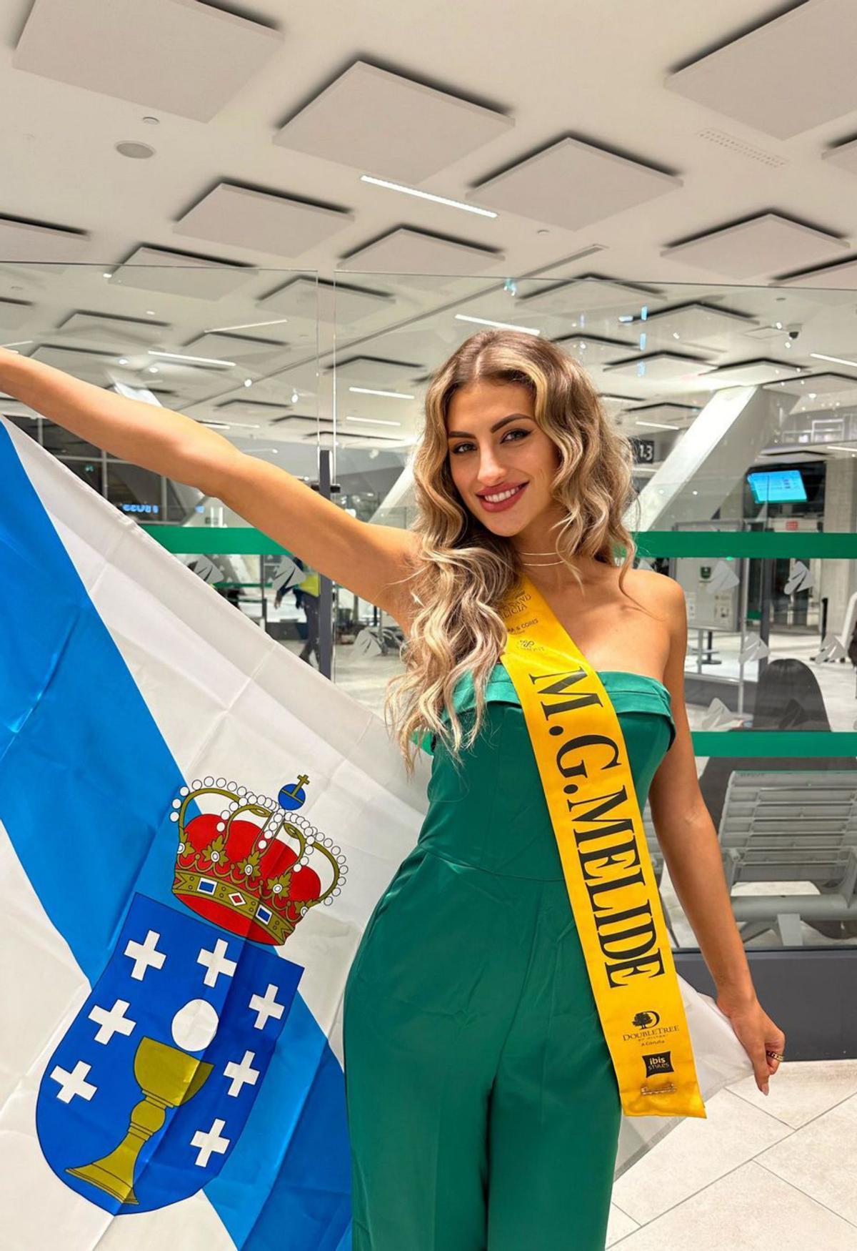 Paula Currás (centro) con la corona que la acredita como ganadora y junto a sus compañeras finalistas.   | // DIEGO BARES