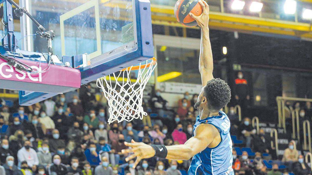 Kyle Alexander se dispone a machacar el aro en el partido entre Fuenlabrada y Valencia BC de la jornada 12 de la pasada edición de la Liga Endesa