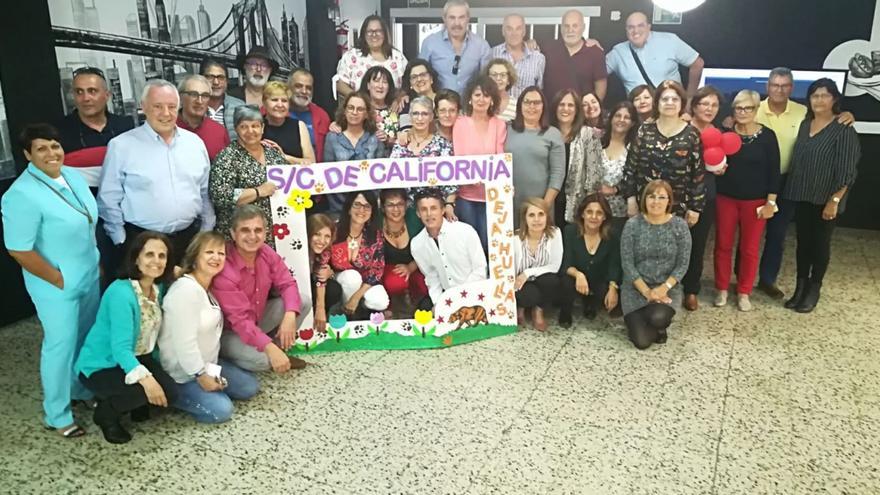 Fotografía del evento que reunió al profesorado y alumnado para recordar los 50 primeros años de su creación.