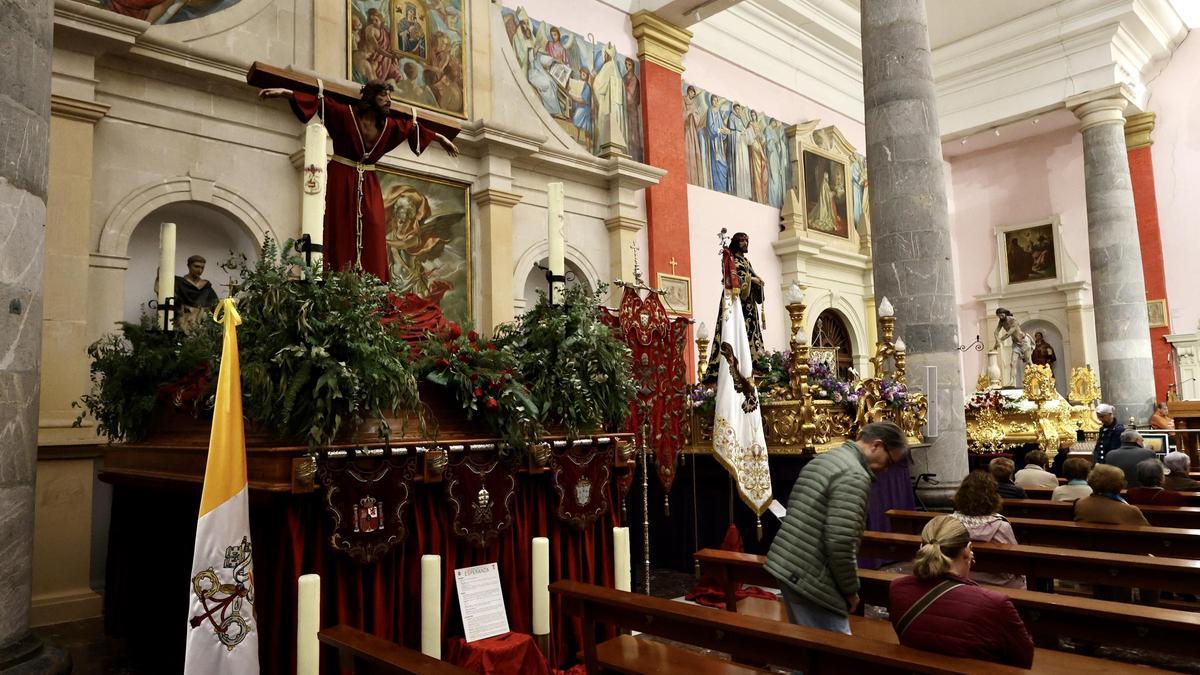 Pasos que saldrán en la Magna Procesión expuestos en el interior del templo de San Antolín, en Murcia.