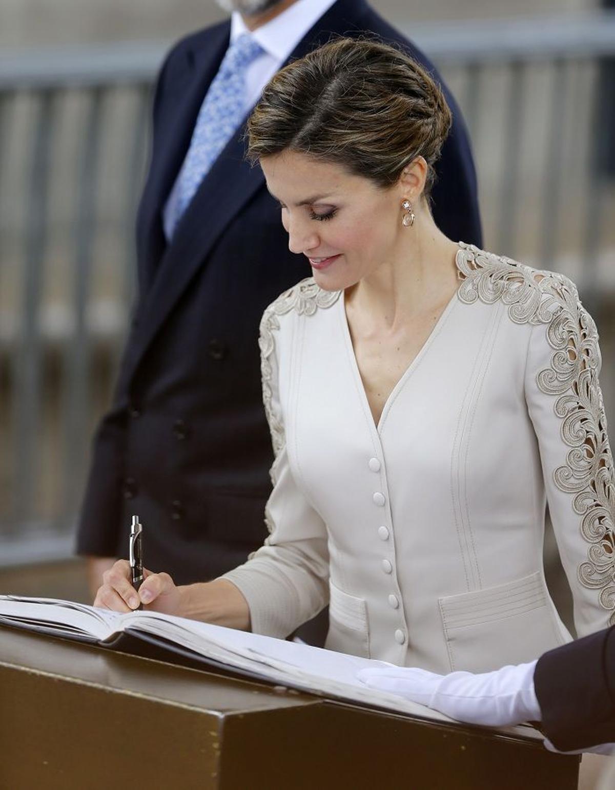 Doña Letizia tras el recibimiento oficial por el presidente de Francia