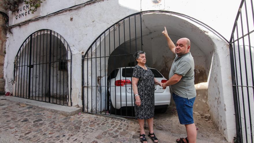 Quejas de un vecino de Cáceres: «No había espacio para maniobrar y al final rompí el retrovisor»