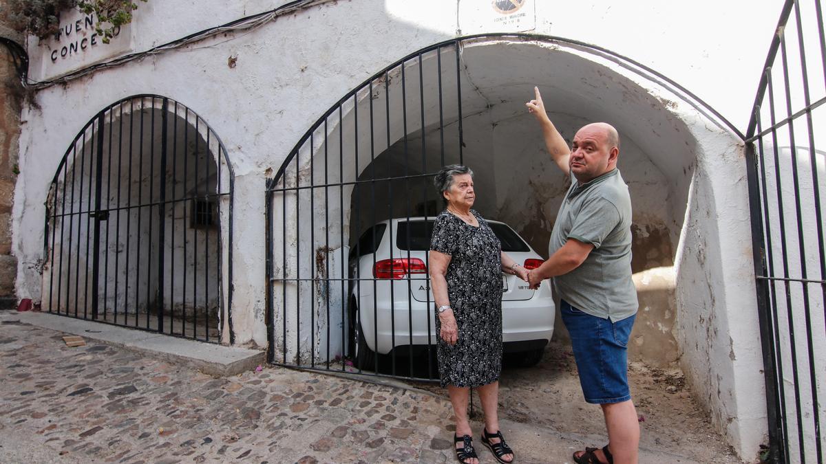 Francisco Pacheco junto a su madre delante del garaje.