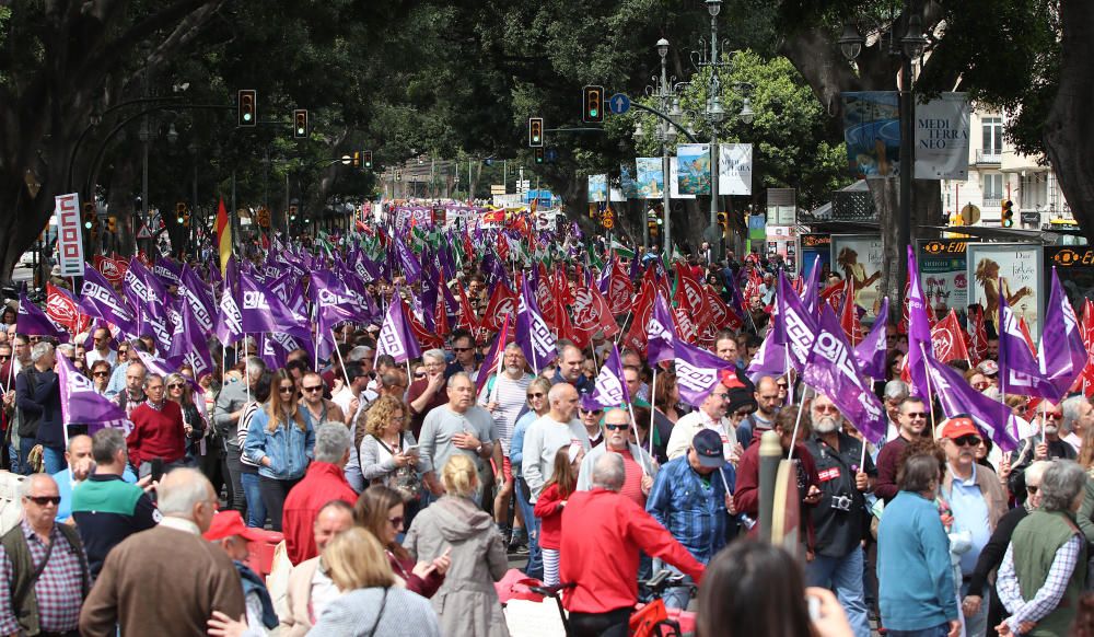 Miles de personas participan en la marcha convocada por los sindicatos para este martes, Día Internacional del Trabajo