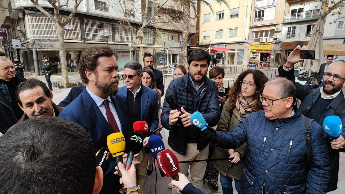 Iván Espinosa de los Monteros atiende a los medios en la Plaza de las Flores de Elche.