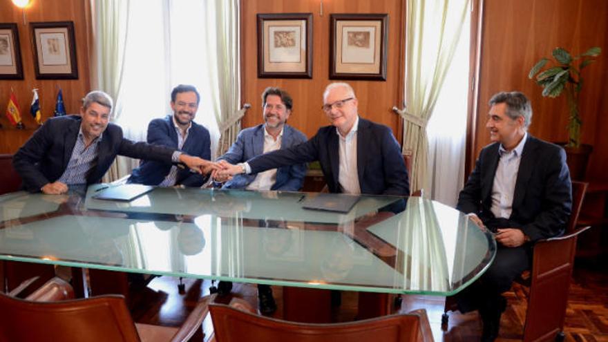 Un momento de la firma del contrato en el Cabildo de Tenerife.