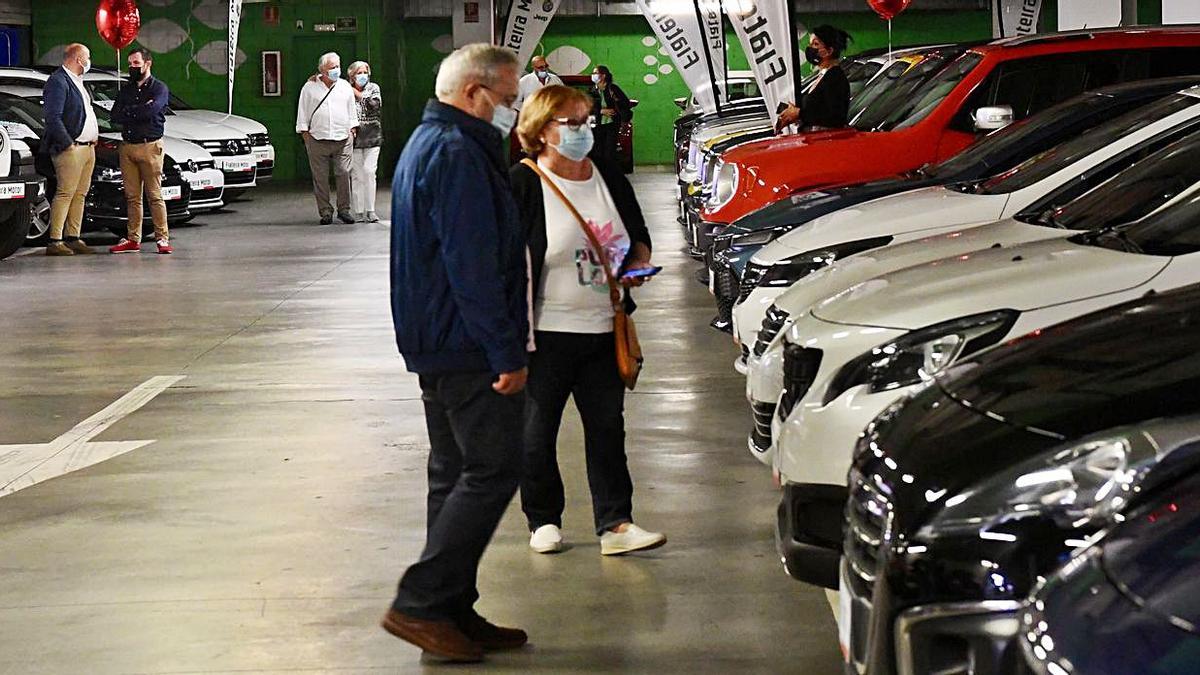 Feria de vehículos de ocasión en el ‘parking’ de Espacio Coruña | CARLOS PARDELLAS