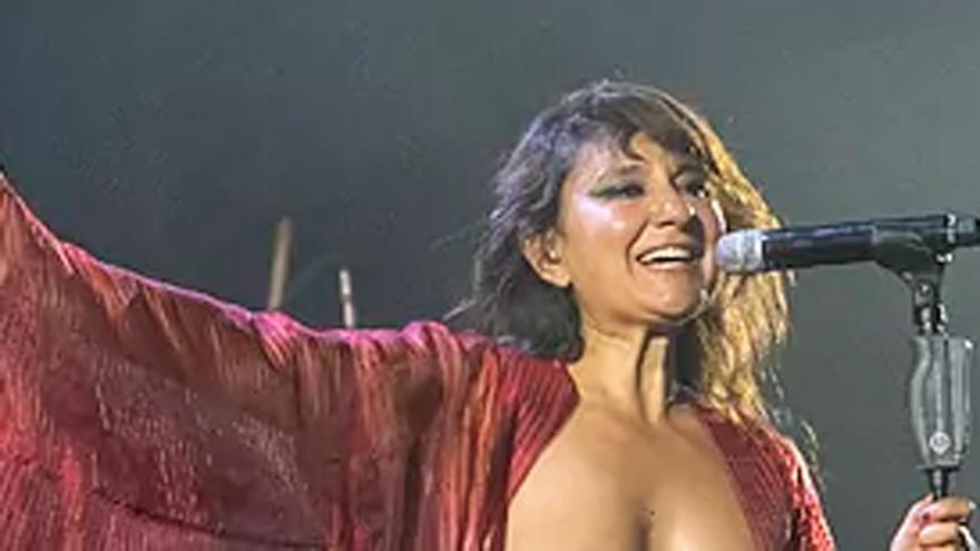 Amaral se desnuda en pleno concierto de Sonorama para sorpresa de los asistentes