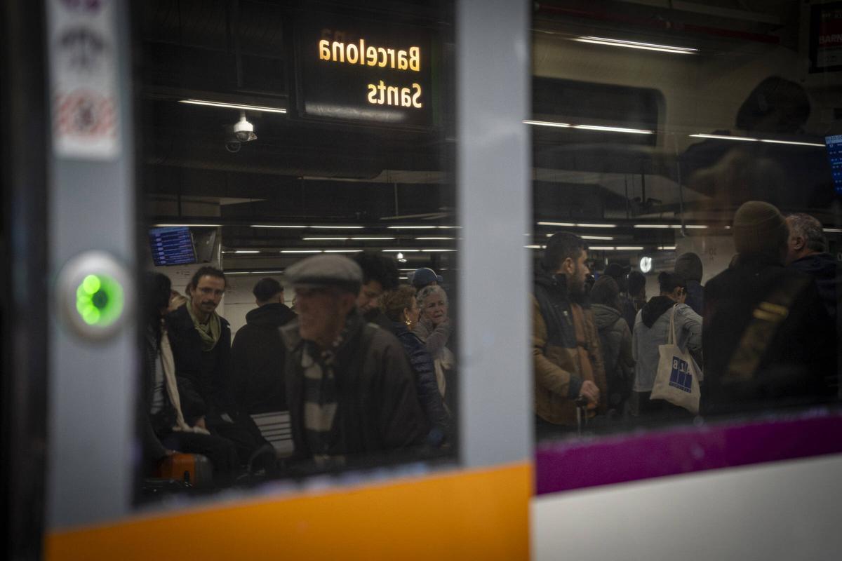 Numerosas personas usuarias de Rodalies en la estación de Sants de Barcelona.