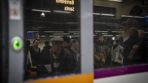 Numerosas personas usuarias de Rodalies en la estación de Sants de Barcelona.