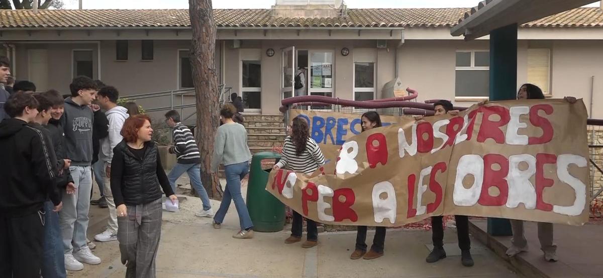 Dimecres passat, l’alumnat de 3r d’ESO de l’institut El Pedró va fer una aturada per denunciar l’ajornament de les obres del centre.