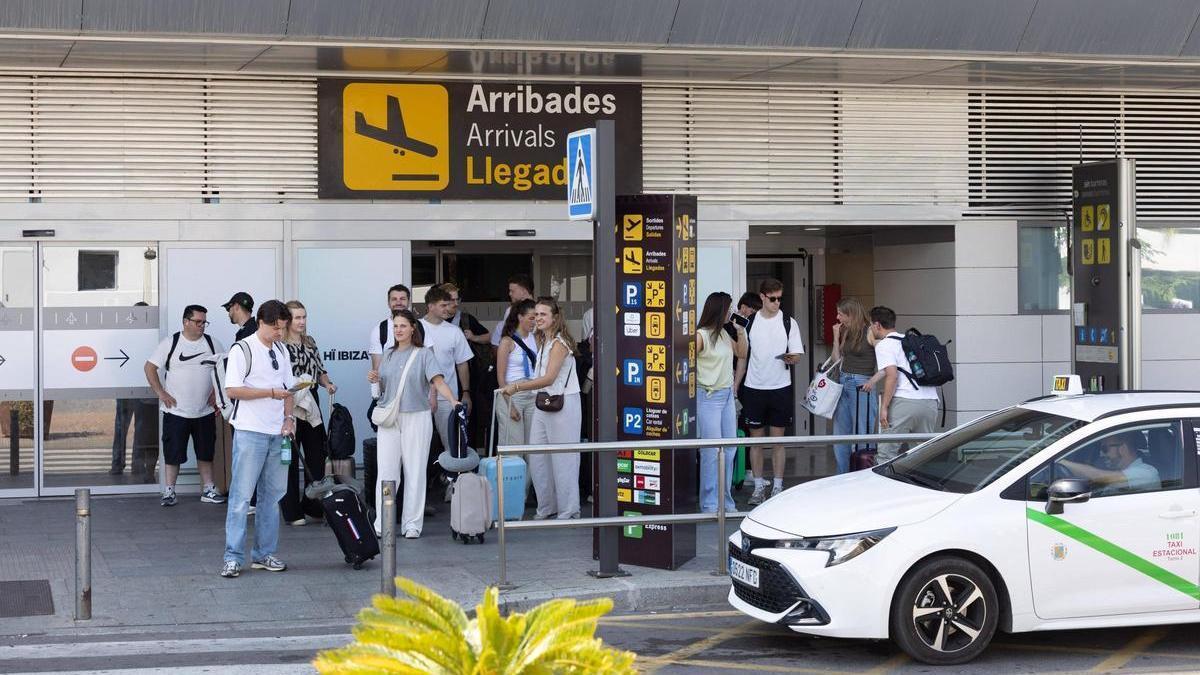 Pasajeros en la terminal de llegadas del aeropuerto de Ibiza, este verano.