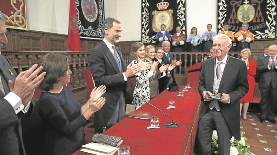 Mendoza reivindica el humor y las humanidades al recibir el Cervantes