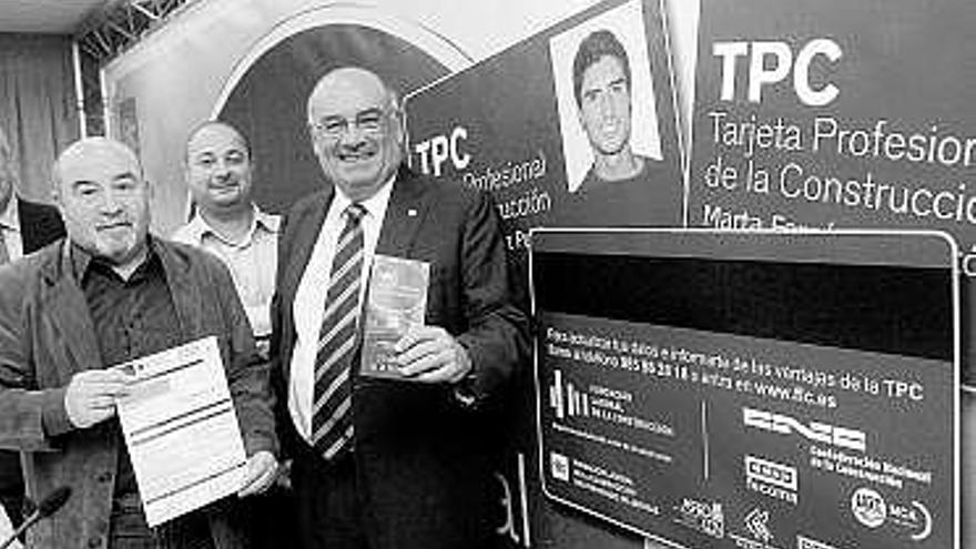 De izquierda a derecha, Jeremías Dos Santos (CC OO), Iván García (UGT) y Manuel Amaro (CAC-Asprocon), al presentar la tarjeta, el pasado mayo.