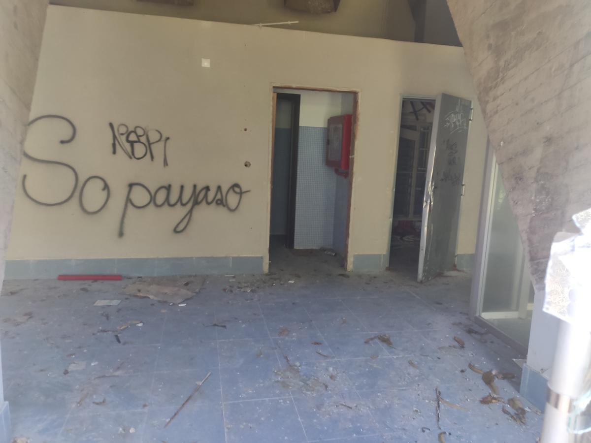Un detalle de los actos vandálicos en el edificio. | A. Velasco