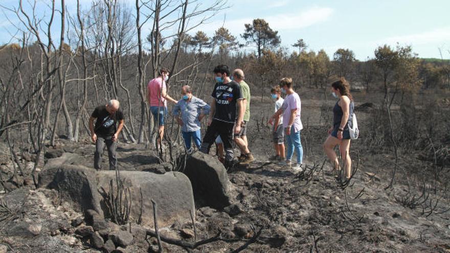 Un dolmen aflora en el fuego de Toén