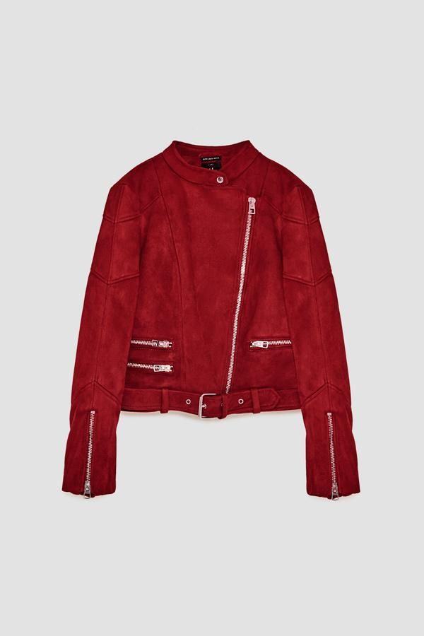 Rebajas en Zara: chaqueta de ante rojo con cremalleras