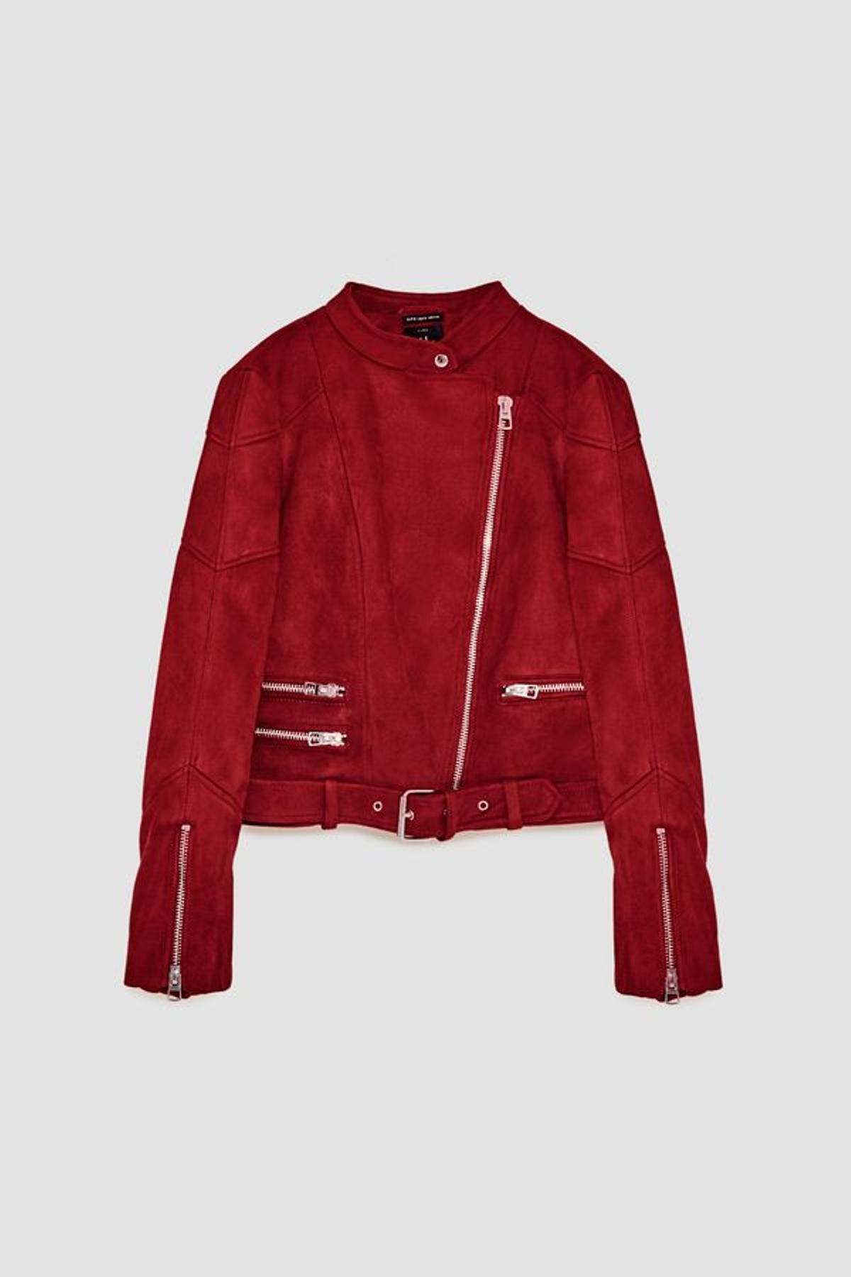 Rebajas en Zara: chaqueta de ante rojo con cremalleras