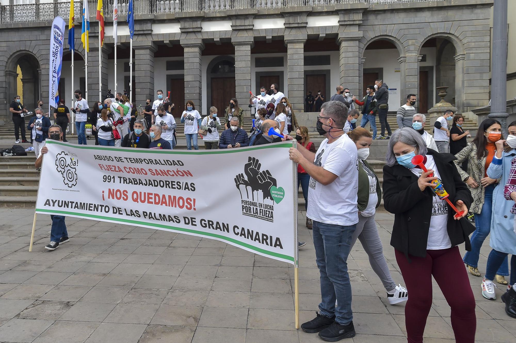 Concentración de bomberos y policías en la plaza Santa Ana