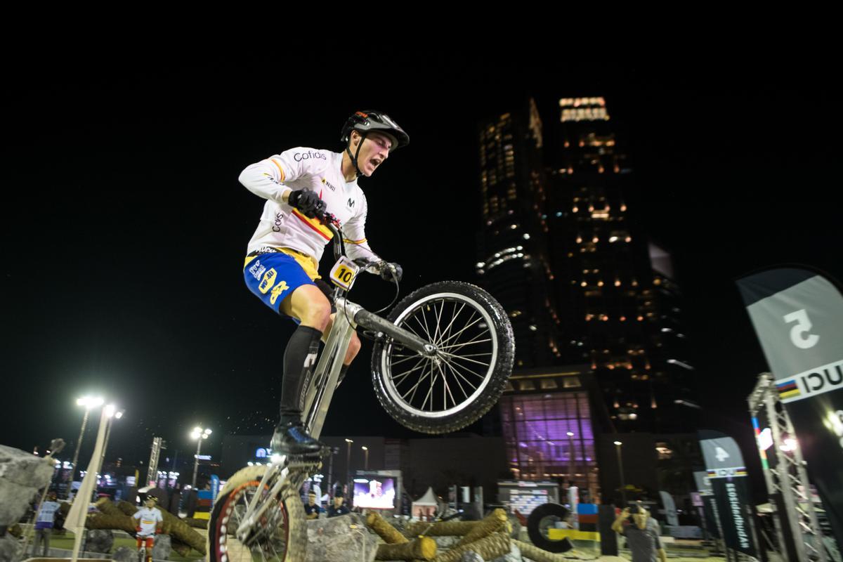 El «biker» de Viladrau intenta superar un obstacle en la final del campionat