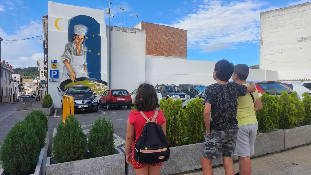 Unos niños observan el mural, situado junto a la plaza de Andalucía de Villafranca.