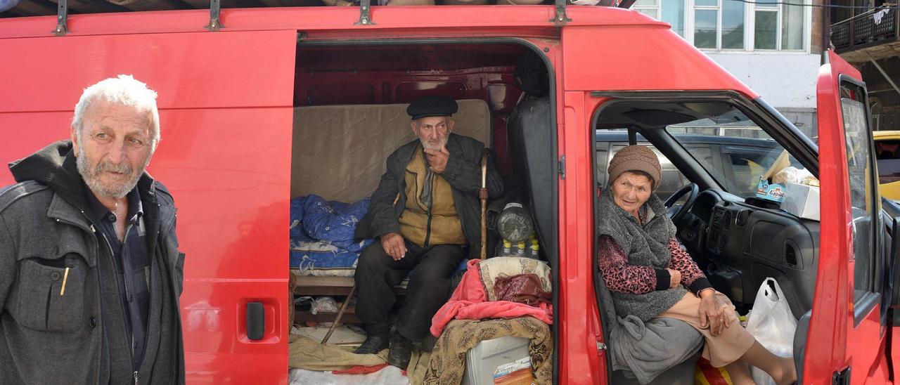 Refugiados armenios huidos del Alto Karabaj descansan en el centro de la ciudad de Goris.