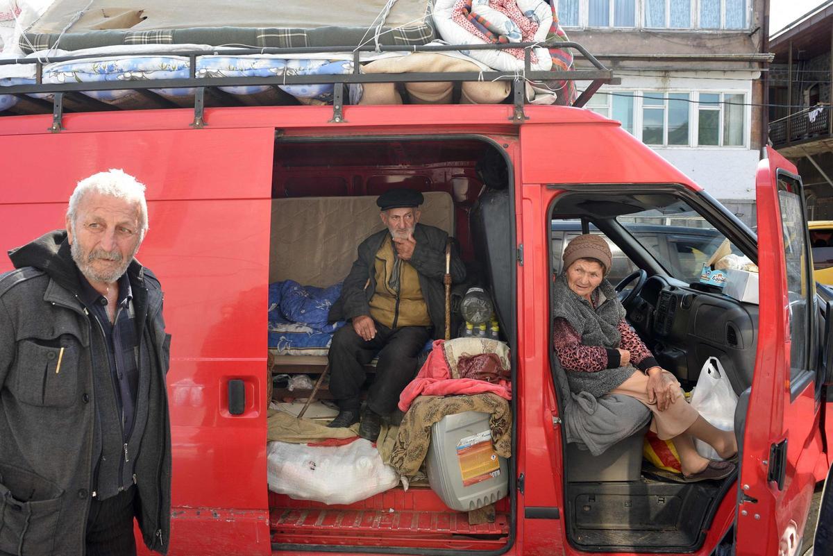 Refugiados armenios huidos del Alto Karabaj descansan en el centro de la ciudad de Goris. Refugiados armenios huidos del Alto Karabaj descansan en el centro de la ciudad de Goris.