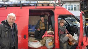 Refugiados armenios huidos del Alto Karabaj descansan en el centro de la ciudad de Goris.