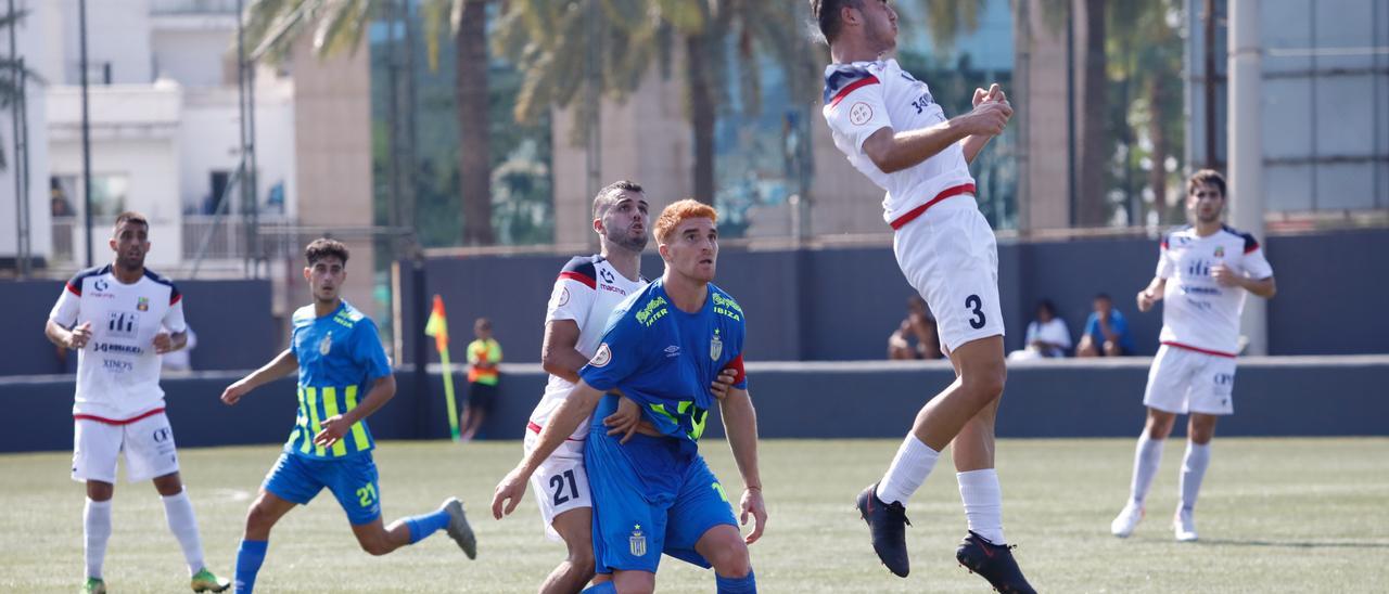 Una imagen durante el partido disputado este domingo en Can Cantó