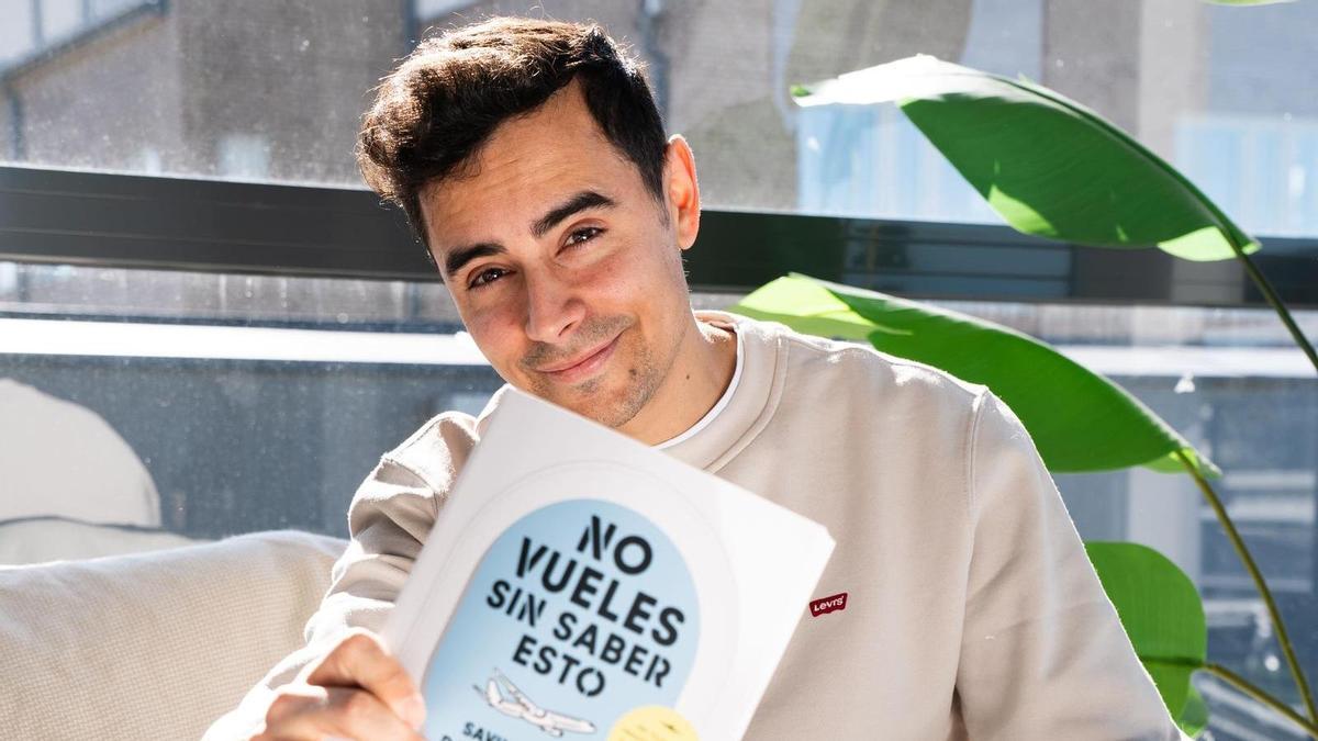 Dario Borhani Coca amb el seu darrer llibre "No vueles sin saber esto: una piloto y un ingeniero aeronáutico te cuentan todos los secretos del mundo de la aviación"