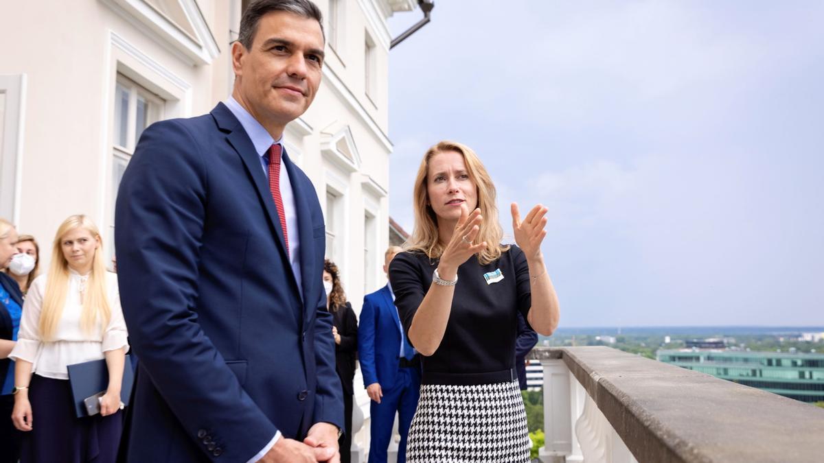 El presidente del Gobierno, Pedro Sánchez, y la primera ministra de Estonia, Kaja Kallas, este 6 de julio de 2021 en Stenbock House, la sede del Ejecutivo del país, en Tallin, la capital.