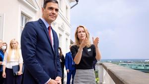 El presidente del Gobierno, Pedro Sánchez, y la primera ministra de Estonia, Kaja Kallas, este 6 de julio en Stenbock House, la sede del Ejecutivo del país, en Tallin, la capital. 