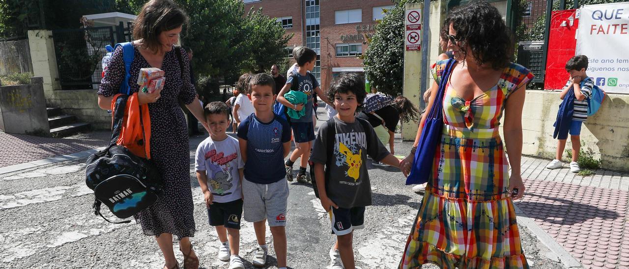 Varios niños paseando por la calle, tras salir ayer del CEIP Plurilingüe García Barbón.