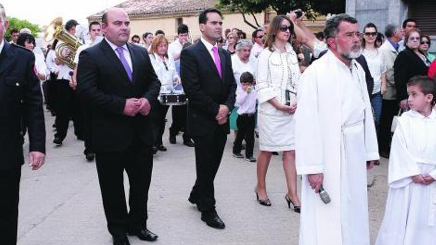 El alcalde Gaspar Corrales, en el centro, precedido del párroco, Antonio Pilo.