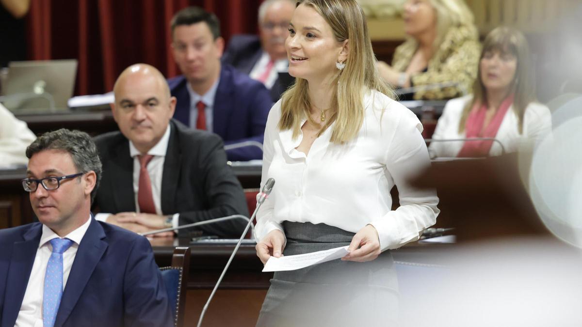 La presidenta del Govern, Marga Prohens, durante el pleno celebrado esta mañana.