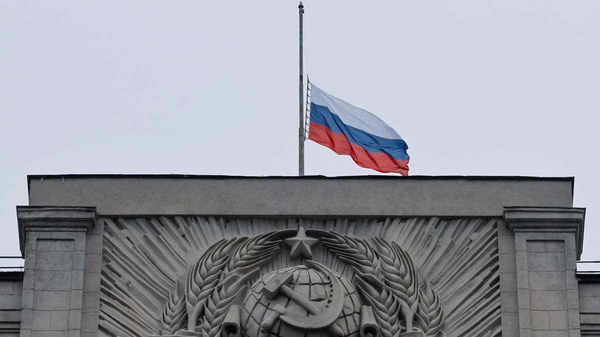 Estandartes a media asta y crespones negros, Rusia celebra un día de luto nacional.