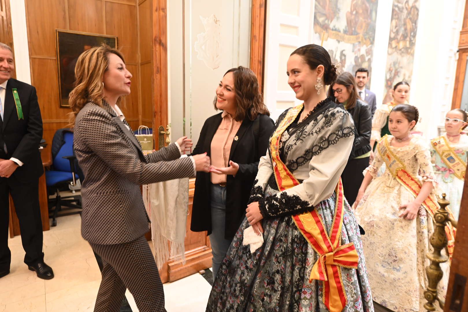 Galería de imágenes: Recepción de las reinas de los pueblos en el Ayuntamiento de Castelló