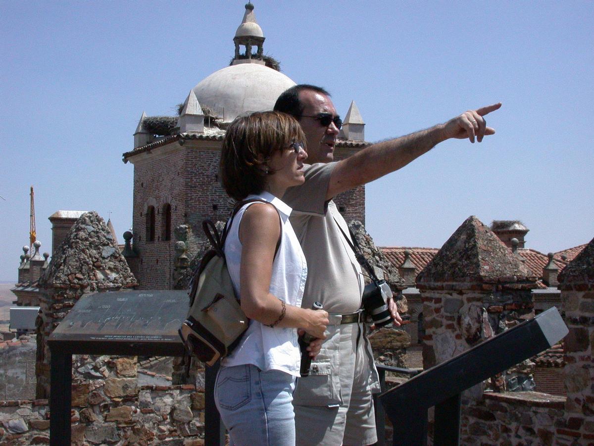 Visitantes en la Torre del Bujaco de Cáceres.