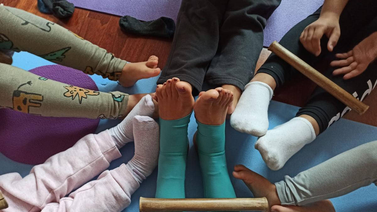 Práctica de yoga en un aula con niños.