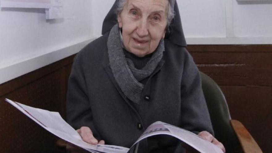 Sor Caridad en la portería de la Casa de Ejercicios.