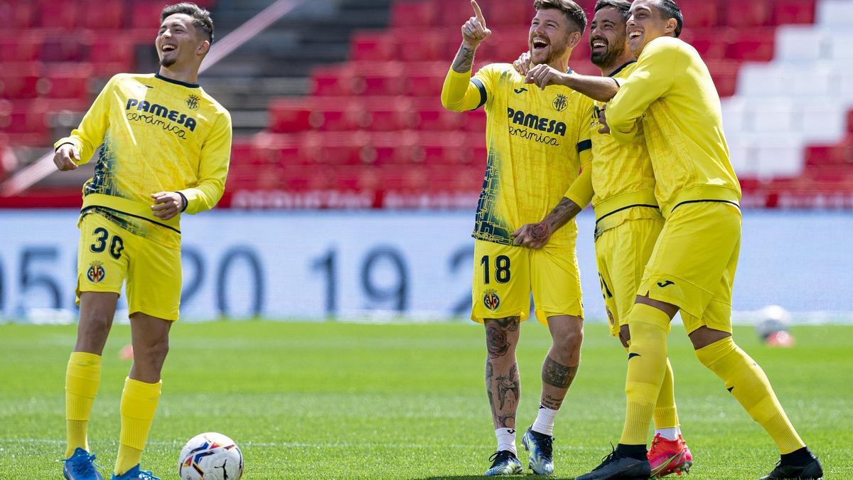 Alberto Moreno (en el centro), sonríe junto a Yeremi Pino (i), Jaume Costa y Funes Mori (d) en el calentamiento del Villarreal en el duelo disputado en Granada.